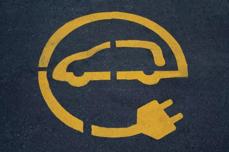 Prestataire pour faire le marquage au sol d'un parking privé avec logo de borne électrique et parking moto, Balma, Marquage Parking Rénovation